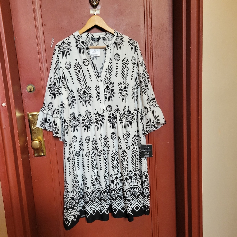 Mlle Gabrielle V-Neck Black and White Floral Three Tiers Midi Dress Size 1X